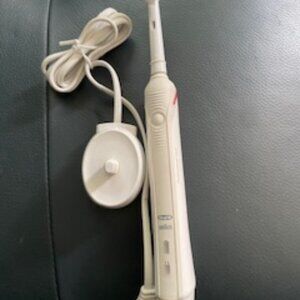 Oral B electric toothbrush w/charger